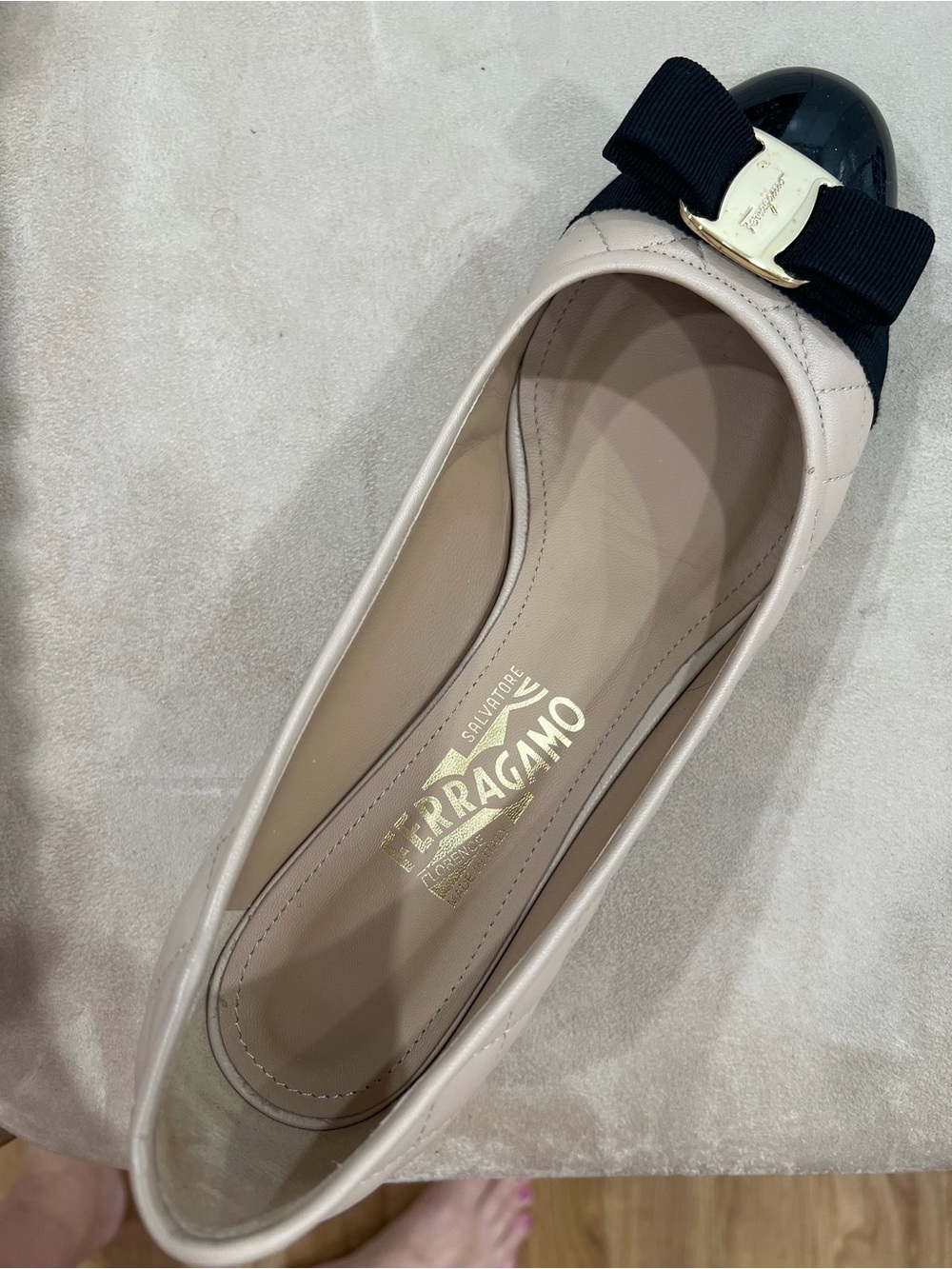 Salvatore Ferragamo Nude and Black Vara Bow Leather Flats - Picture 6 of 8